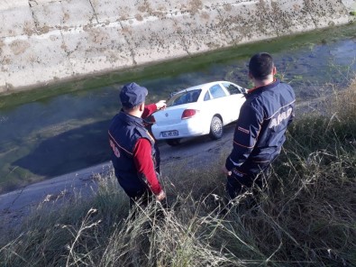 Otomobil Sulama Kanalına Düştü Açıklaması 3 Yaralı