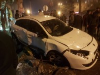 UÇAKSAVAR - Otomobil Yayalara Çarptı Açıklaması 4 Yaralı