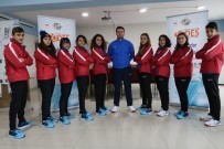 KOŞU AYAKKABISI - Şampiyonaya Hazırlanan Sporculara Malzeme Desteği