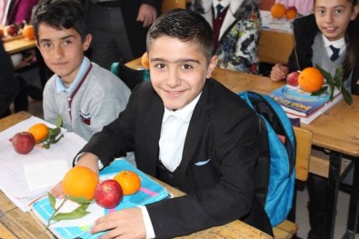 Saray Belediyesinden Öğrencilere Meyve