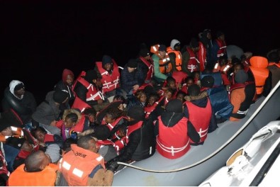 Arızalanan Lastik Botla Akıntıya Kapılan 62 Düzensiz Göçmen Kurtarıldı