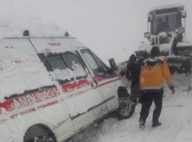 Hakkari'de Yolda Kalan Öğrenci Servisi İle Ambulans Kurtarıldı