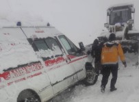 GEÇITLI - Hakkari'de Yolda Kalan Öğrenci Servisi İle Ambulans Kurtarıldı