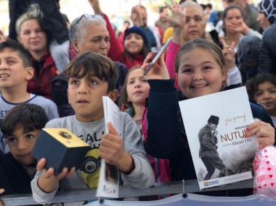 Marmaris'te Çocuklara Nutuk Hediye Edildi