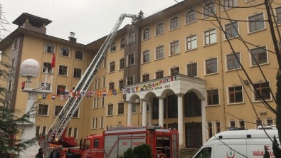 Rize'de Bir Okulun Çatısında Yangın Çıktı