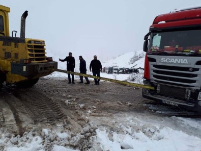 Siirt'te Karda Mahsur Kalan Araçlar Kurtarıldı
