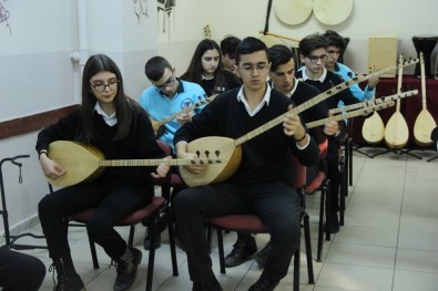 Sivas'ta Geleceğin Ozanları Bağlama Sınıfında Yetişecek