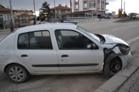 Şuhut'ta İki Otomobil Çarpıştı, 1 Yaralı