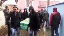 İŞÇİ EMEKLİSİ - Uşak'ta Evde Ölü Bulunan 3 Kardeşin Cenazeleri Toprağa Verildi