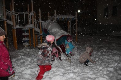 Yağan Kar Sonrası Çocuklar Parklara Akın Etti