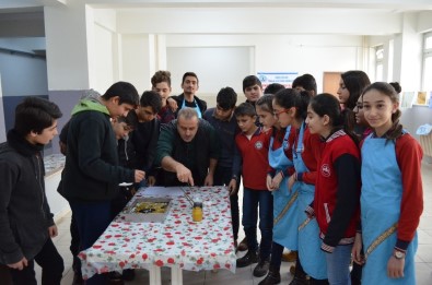40 Yıl Önce Mezun Olduğu Okuldaki Öğrencilere Ebru Sanatını Öğretiyor