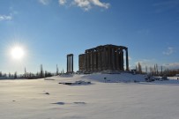 ZEUS - Aizonai Antik Kenti Beyaz Gelinlik Giydi