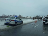 Buzlanan Yolda Tır Yoldan Çıktı, 1 Kişi Yaralandı