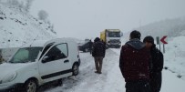 KAR TEMİZLEME - Çelikhan'da Kar Yağışı