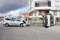 ŞEYH ŞAMIL - Hafif Ticari Araçla Çarpışan Kamyonet Devrildi Açıklaması 2 Yaralı