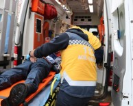 CUMHURIYET ÜNIVERSITESI - Kar Temizlemek İçin Çıktığı Çatıdan Düştü