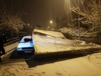 Kar Yağışı Nedeniyle Taziye Çadırı  Çöktü 2 Otomobil Hasar Gördü
