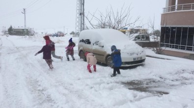 Kırşehir'de Karın Yağmasıyla Çocuklar Sokaklara Akın Etti