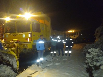 Manisa'da Ekipler Gece Boyu Karla Mücadele Etti