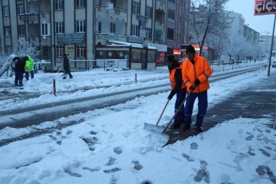 Nevşehir Belediyesi Ekipleri Karla Mücadele Ediyor