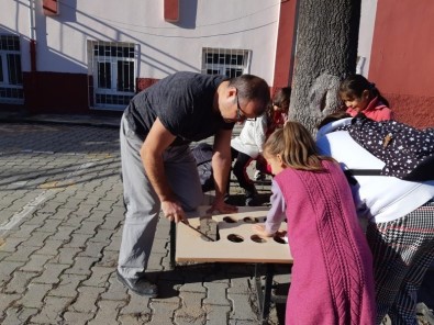 Öğretmen, Atıl Malzemelerden Mangala Oyunu Masası Yaptı