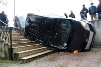 ERKAN BALCı - Otomobilin Çarptığı Hafif Ticari Araç Apartmanın Girişine Uçtu