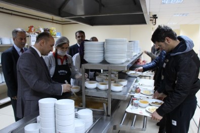 Rektörden Öğrencilerine Kar Tatili Jesti Ücretsiz Yemek
