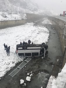 Trabzon'da Yolcu Minibüsü Dereye Uçtu Açıklaması 8 Yaralı