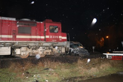 Trenle Hafif Ticari Araç Kafa Kafaya Çarpıştı Açıklaması1 Ölü 1 Ağır Yaralı