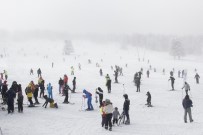 YILBAŞI TATİLİ - Uludağ'da Yoğun Kar...Otomobiller Kayboldu