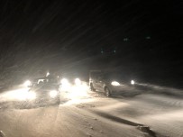 Yoğun Kar Yağışı Ve Tipi Nedeniyle Araçlar Yolda Mahsur Kaldı