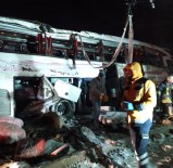 YOLCU OTOBÜSÜ - Yolcu Otobüsleri Devrildi Açıklaması 3 Ölü, 55 Yaralı