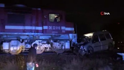 Yük Treni Hafif Ticari Araca Çarptı Açıklaması 1 Ölü, 1 Yaralı
