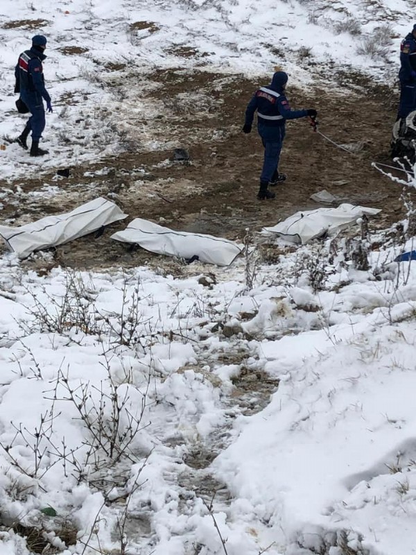 Ankara'da otomobil şarampole devrildi: 3 ölü