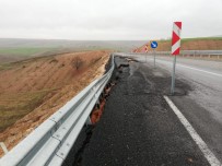 TOPRAK KAYMASI - Adıyaman - Gaziantep Karayolunda Çökme