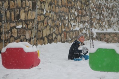 Bayburt'ta Kar Tatili Çocukları Sevindirdi