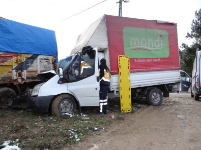 Bilecik'te Trafik Kazası, 2 Kişi Yaralandı
