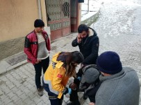 ŞEKERPıNAR - Buzda Düşen Yaşlı Adam Hastaneye Kaldırıldı