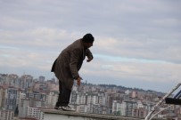 İŞARET DİLİ - Çocuklarının Kendisine Verilmesi İçin Yine Çatıya Çıktı