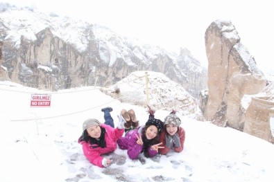 Kapadokya'da Turistler Karın Keyfini Çıkartıyor