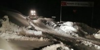 KAR TEMİZLEME - Kar Yağışı Köy Yollarını Kapattı