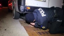 TETANOZ AŞISI - Minibüste Sıkışan Kediyi Polisler Kurtardı