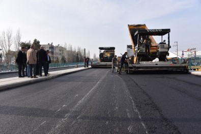 Salihli'de Köprülü Kavşağa Asfalt Atılıyor