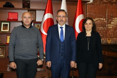 Seçen, Yılın Müdürleri Aksoy Ve Saygılı'yı Plaketle Ödüllendirdi