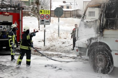 Seyir Halindeyken Yanan Kamyonu İtfaiye Söndürdü