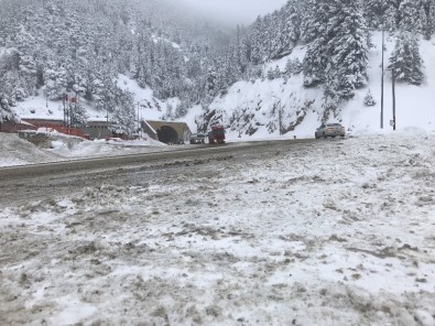 Zigana Geçidi'nde Kar Ulaşımı Olumsuz Etkiliyor