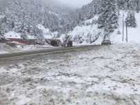 ORHAN FEVZI GÜMRÜKÇÜOĞLU - Zigana Geçidi'nde Kar Ulaşımı Olumsuz Etkiliyor