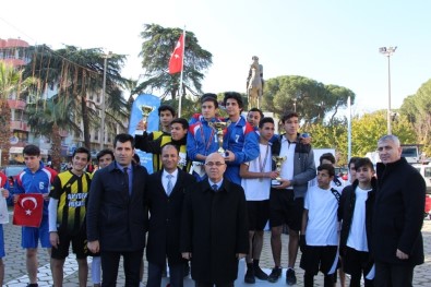 Ata'yı Anmak İçin Koştular