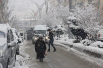 POLİS ŞAPKASI - Hakkari'de Kar Yağışı