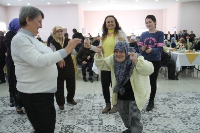 Huzurevi Sakinleri İçin Yenil Yıl Dolayısıyla Kutlama Yapıldı